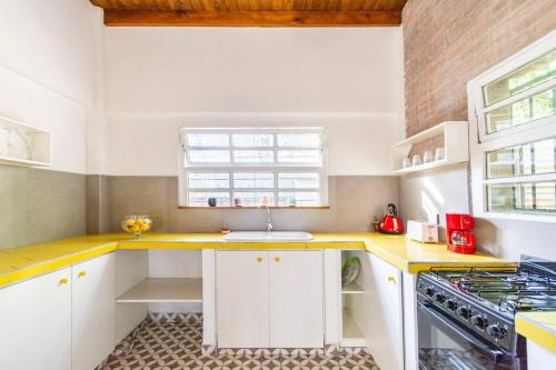 a kitchen with white cabinets and a sink at Duplex 6 huéspedes , Piscina,acepta mascotas, Casa Mercurio LGBTQ friendly in Mar del Plata