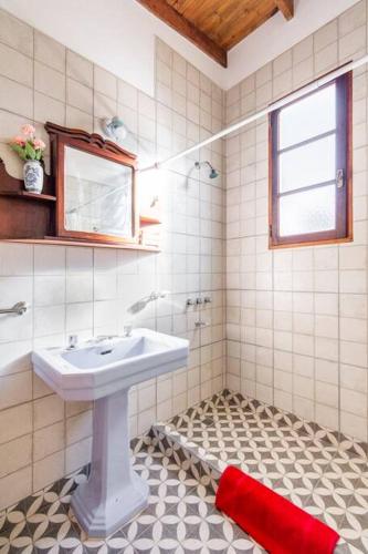 a bathroom with a sink and a red towel on the floor at Duplex 6 huéspedes , Piscina,acepta mascotas, Casa Mercurio LGBTQ friendly in Mar del Plata