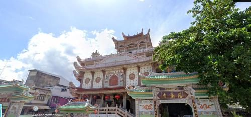 a building with an asian style in a city at Wantana Mansion in Hat Yai