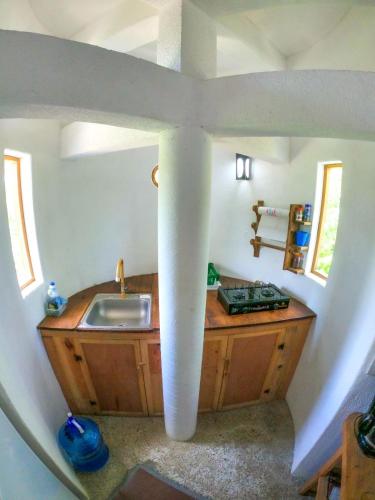 a view of a kitchen with a sink and a column at Departamentos Éxodo in San Pedro Pochutla