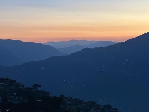 - une vue sur une chaîne de montagnes au coucher du soleil dans l'établissement LASA HOMES, à Gangtok