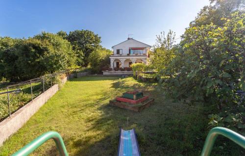 an aerial view of a yard with a house at Apartman ALEN in Klanice Dobrinj