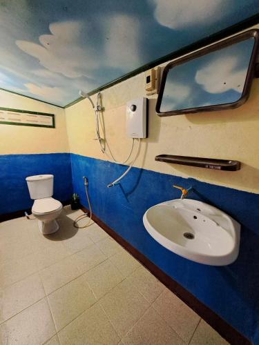 a bathroom with a sink and a toilet at Neeno Hut in Ko Chang