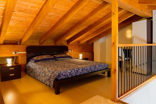1 dormitorio con cama y techo de madera en Casa Fausto, en Vercana