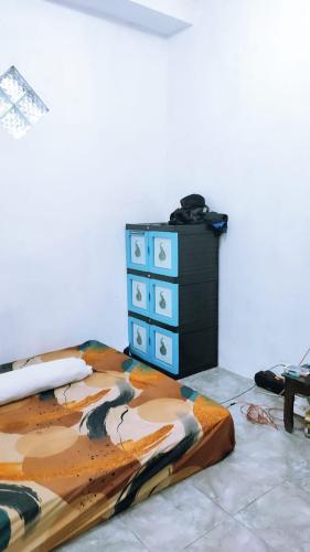 ein Schlafzimmer mit einem Bett und einer Kommode in einem Zimmer in der Unterkunft Reza Kost 