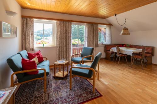 een woonkamer met stoelen en een tafel bij Appartement Scheibling in St. Wolfgang