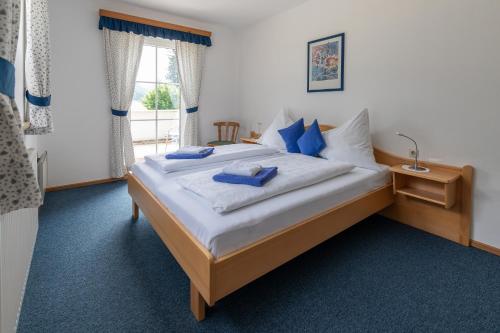een slaapkamer met een groot bed met blauwe kussens bij Appartement Scheibling in St. Wolfgang