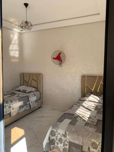 Ліжко або ліжка в номері Appartement Cosy-Alliance darna,Mehdia (kenitra)