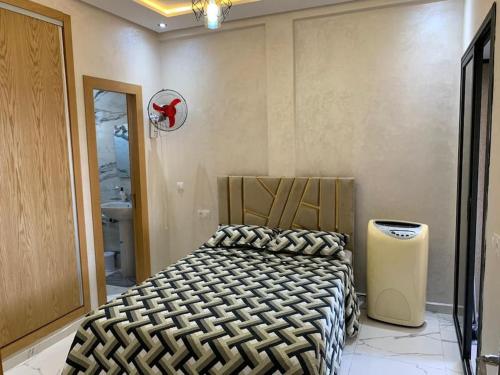 a bedroom with a bed in a room at Appartement Cosy-Alliance darna,Mehdia (kenitra) in Kenitra