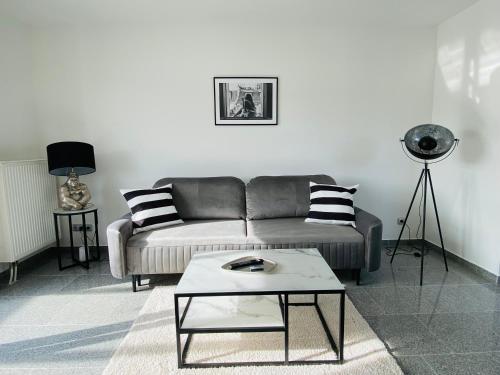 un soggiorno con divano e tavolo di my exclusive home a Bornheim