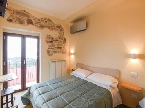 1 dormitorio con cama y ventana grande en Cosy holiday home in Albidona near centre, en Albidona