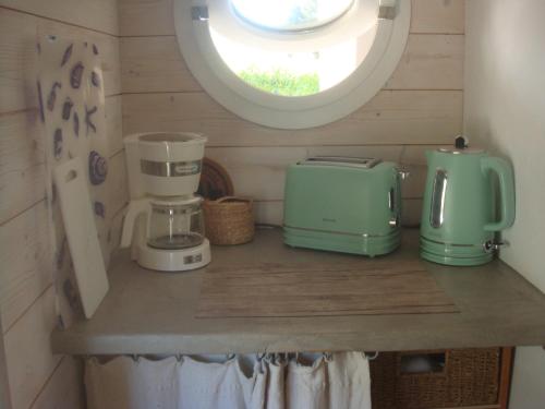 uma cozinha com um balcão, comodidades para preparar café e um liquidificador em la maison de Carol em Le Beausset