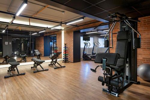 a gym with treadmills and chairs in a room at Studio Alpha Stay One in Barueri