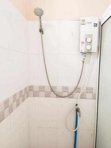 a shower with a hose in a bathroom at Khao-Sok Bed and Breakfast in Khao Sok National Park