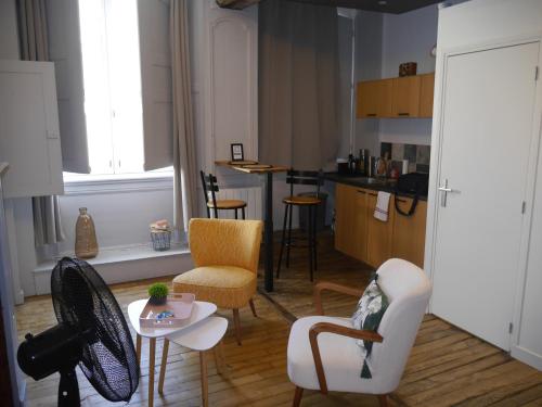 Η κουζίνα ή μικρή κουζίνα στο L'HORLOGE Studio au cœur de Rennes !