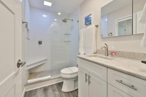Koupelna v ubytování 100 steps to beautiful Indian Rocks Beach, oceanside, 2 bedroom updated condo