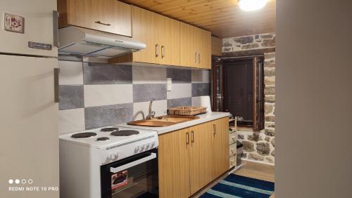 a small kitchen with a stove and a sink at ΜΑΡΙΓΟΥΛΑΜ in Kalesménon