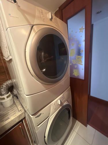 a dryer and a washing machine in a room at El Bosque in Bogotá