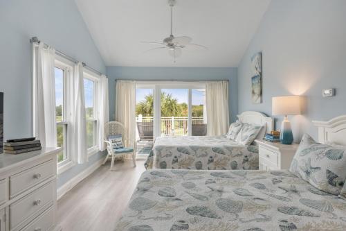 Un dormitorio con dos camas y un balcón. en Say Yes to Charleston's Only truly private Island, en Seabrook Island