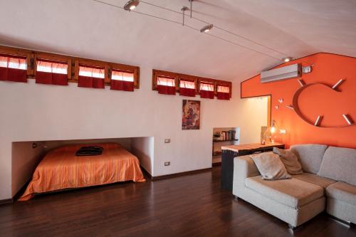 馬薩馬里蒂馬的住宿－Mansarda vista mare，客厅配有床和沙发