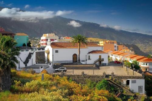 Vistas a una ciudad con una montaña en el fondo en Casa Lucía en Breña Baja