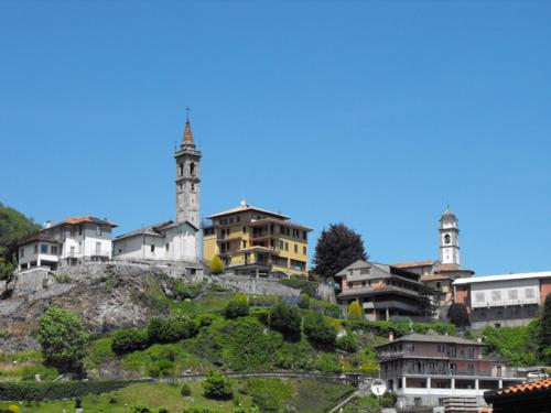un grupo de edificios en la cima de una colina en Lilla, en Bellagio