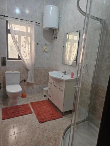 A bathroom at Ground Floor apartment by the Sea - close to Main Square