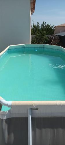 une grande piscine avec de l'eau bleue dans l'établissement Paisible P2 pour 4 voyageurs, à Saint-Gilles