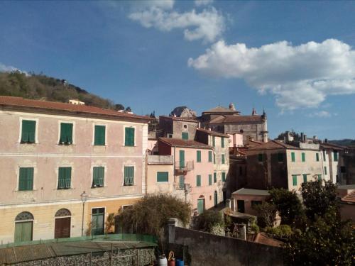 een groep gebouwen in een stad met een hemel bij AllogGio' in Calice Ligure