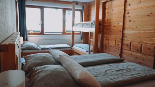 1 dormitorio con 2 camas y 1 litera en Appartement Alpenrauschen, en Planneralm