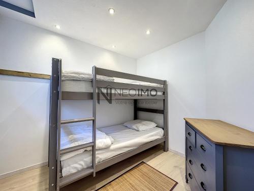 une chambre avec deux lits superposés et un bureau dans l'établissement lac et montagne Gerardmer, à Gérardmer