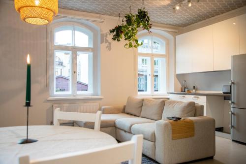 salon z kanapą i stołem w obiekcie Hidden Gem w Rydze