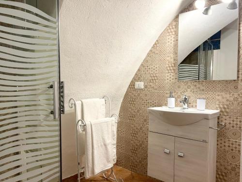 y baño con lavabo y espejo. en Appartamento Nel Verde, en Bracca
