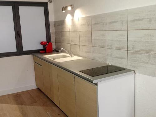 Η κουζίνα ή μικρή κουζίνα στο BudgetBnb 134, Toulon grand studio ensoleillé