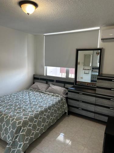 MARVELOUS APARTMENT في سان خوان: غرفة نوم مع سرير وخزانة مع مرآة
