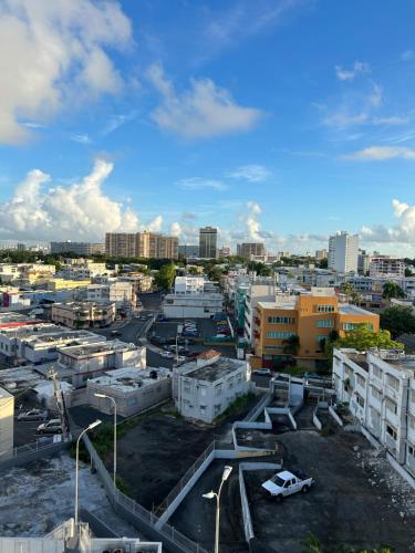 una ciudad con edificios y un coche aparcado en un estacionamiento en MARVELOUS APARTMENT, en San Juan