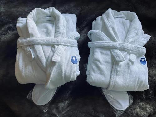 アーク 1950にあるArc 1950 Appartement skis aux piedsのテーブルの上に置かれた白いタオル