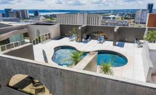巴西利亞的住宿－St Paul 59m2 Apart AD1229，从带游泳池的建筑屋顶上欣赏美景