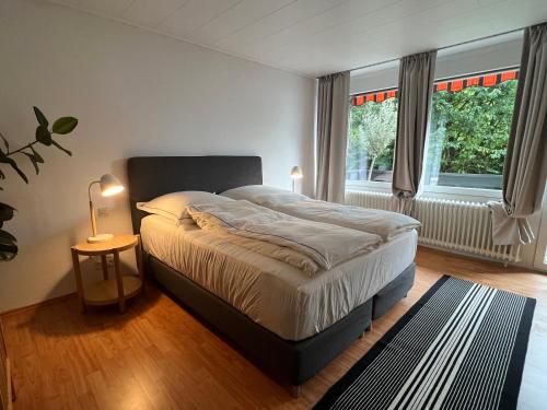 Un dormitorio con una cama grande y una ventana en Aussergewöhnliches Haus mit Sauna, Kamin und Garten en Wilhelmshaven