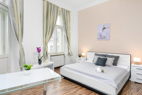 1 dormitorio blanco con 2 camas y 2 ventanas en Luxury 3KK Apt w/2KINGBeds 65”TV,Next Wenceslas Sq en Praga