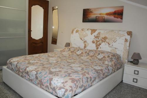 een slaapkamer met een bed met een kaart aan de muur bij Fior di Loto Apartment in Villar Focchiardo