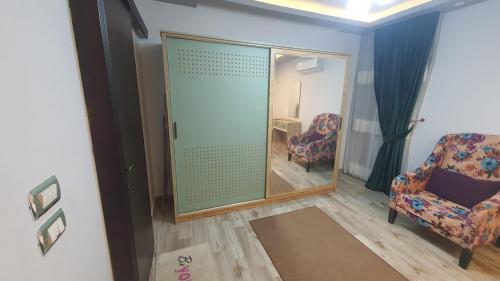 Fotografie z fotogalerie ubytování شقة مفروشة فرش فندقي دور ارضي ١٥٠م بجنينة ٩٠ م تطل على حديقة خاصة v destinaci Kafr Abū ʼumaydah