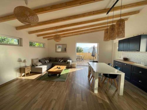 un salon avec un canapé et une table dans l'établissement Petite maison avec terrasse., à Ajaccio