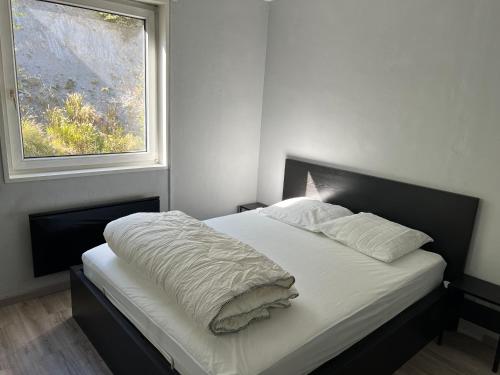 a bed in a bedroom with a window at L Altitude 3 pièces centre station moderne et rénové in Les Deux Alpes