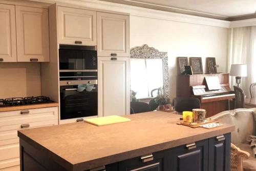 a kitchen with a kitchen island with a counter top at Comfortable accommodation and nearby attractions in Istanbul