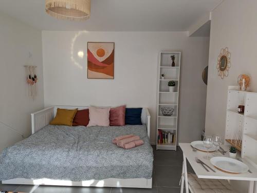 a small bedroom with a bed and a desk at Studio Rambouillet, Parc & Forêt in Rambouillet