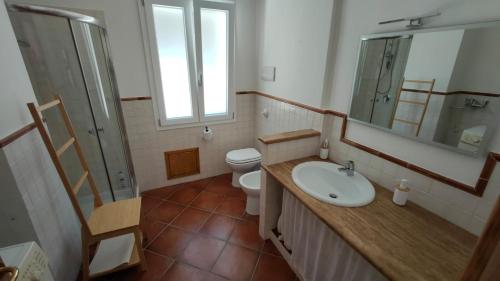 PioppoにあるVilla Caliciのバスルーム(洗面台、トイレ、鏡付)