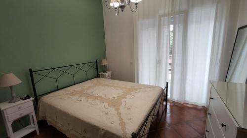 PioppoにあるVilla Caliciのベッドルーム1室(ベッド1台、ドレッサー、窓付)