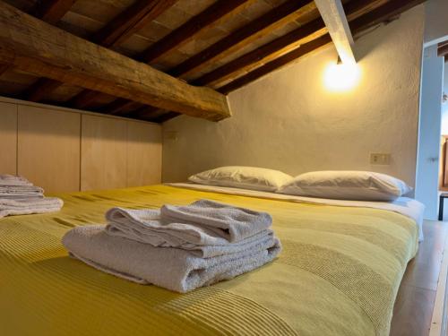 um quarto com uma cama com toalhas em Magnificat's Apartment em Florença
