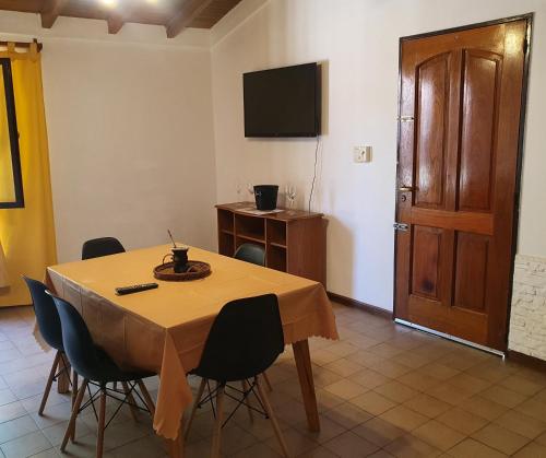 Habitación con mesa con sillas y TV. en Casa Familiar para hasta 6 personas , Lujan de Cuyo , Mendoza en Ciudad Lujan de Cuyo